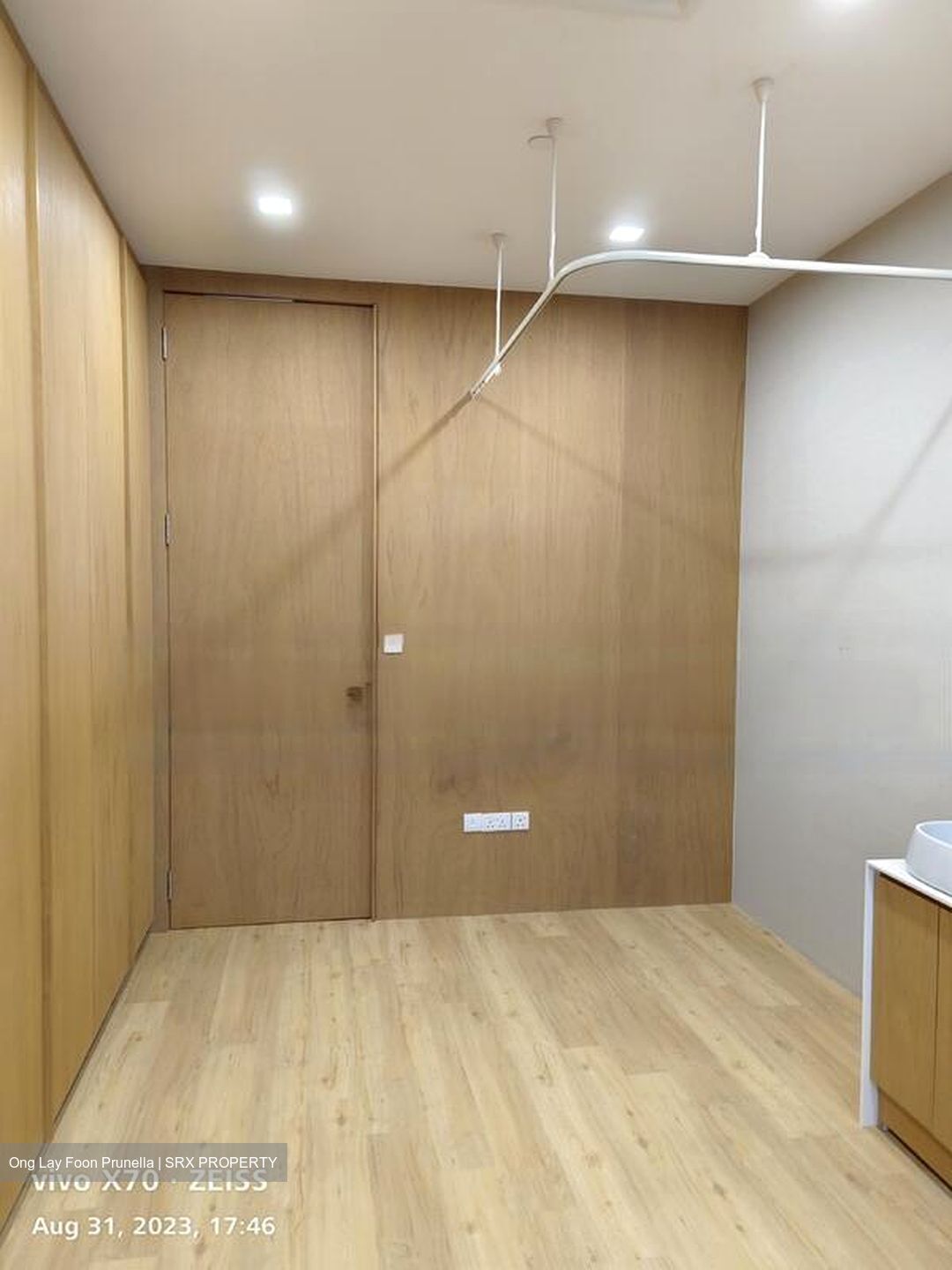 Connexion (D8), Retail #455602871